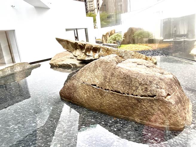 日本石雕国宝大师「和泉正敏」经典作品落脚台中，在由鉅惟上技研所展出，随着四季光影展现不同风貌，吸引石雕粉丝亲炙大师之作。（卢金足摄）