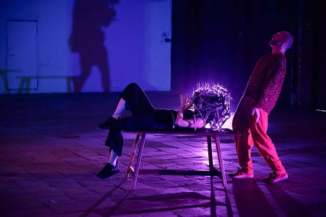 旅歐編舞家樊怡君作品《BARDO》，運用影像和舞蹈說故事，演出現場在荒廢的發電廠。（樊怡君提供）