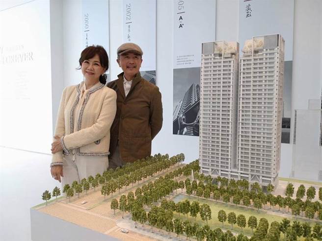 （由鉅建设董事长林嘉琪(左)14日与亚洲空间设计大师陈瑞宪，共同为七期预售豪宅「由鉅惟上」站台。图／曾丽芳）
