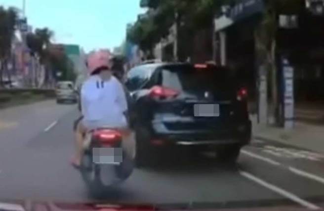 有网友分享影片，桃园芦竹一轿车不停变换车道，「恶意逼车」阻挡后方机车。（截自《八卦村 - 行车纪录器影片上传中心》影片）