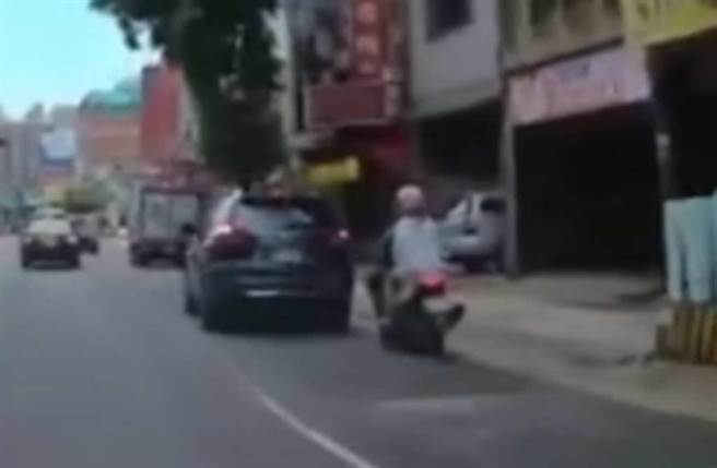 机车被轿车逼到路边还差点擦撞。（截自脸书《八卦村 - 行车纪录器影片上传中心》影片）