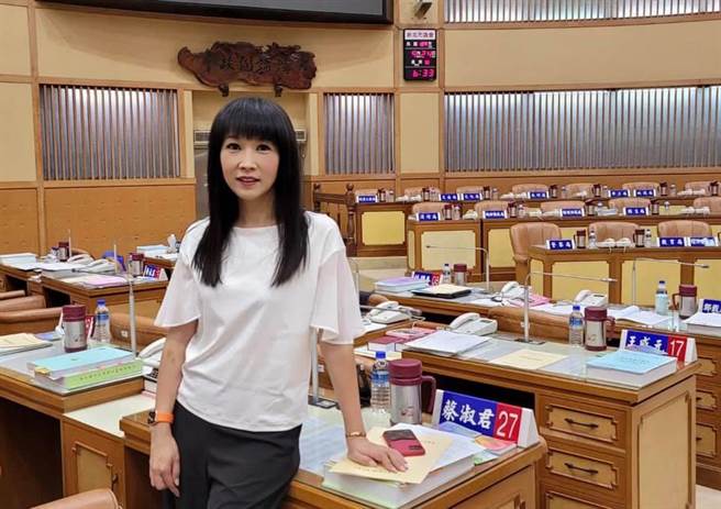 全台缺蛋危機至今尚未解決，新北市議員蔡淑君向鐵粉蛋農採購4000顆雞蛋，預告將在15日元宵節上午於服務處對外發送，1人可免費拿到8顆，預計有500人能受惠。（摘自蔡淑君臉書／葉德正新北傳真）