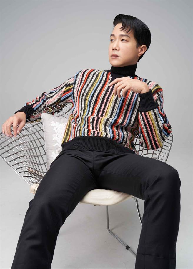 薛仕凌身穿Ferragamo 彩色條紋羊毛高領衫4萬7900元、抽繩羊毛長褲 2萬2900元，展現紳士風範。（攝/JOJ PHOTO 妝/Jimy Wu (Backstage)、髮/HAIR STYLIST- Garden (80’s Studio)