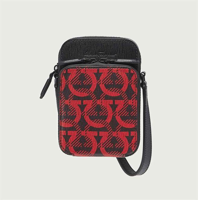 Ferragamo REV 紅色GANCINI牛皮肩背包，2萬8900元。（Ferragamo提供）
