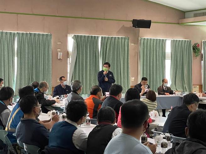 交通部长王国材今日赴嘉义与台铁员工开座谈会谈公司化(交通部提供)