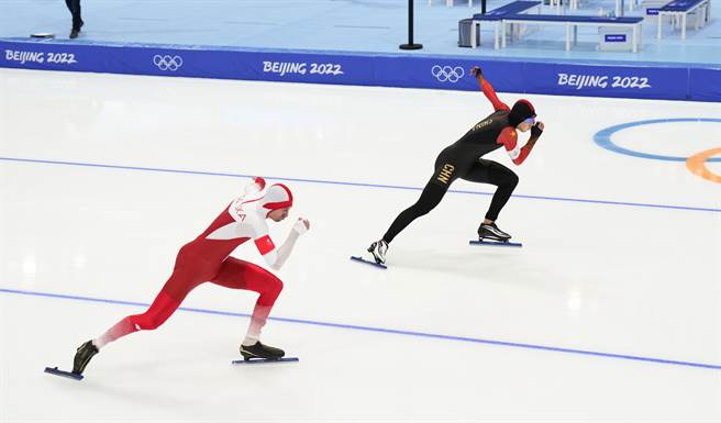 中国选手高亭宇（右）在训练上受到航太科技团队的助力，于北京2022年冬奥会速度滑冰男子500米决赛中夺金并打破奥运纪录。（图／新华社）