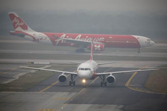 当时机长解释，由于天候不佳，飞机必须迫降砂拉越州古晋机场。(图/路透社)