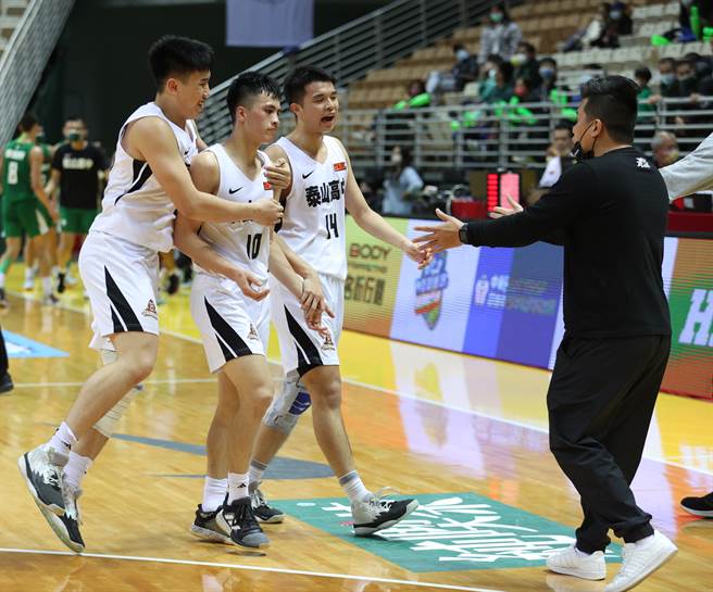 泰山高中刘宥儇（左二）进帐26分，助队力克松山高中。（高中体总提供）