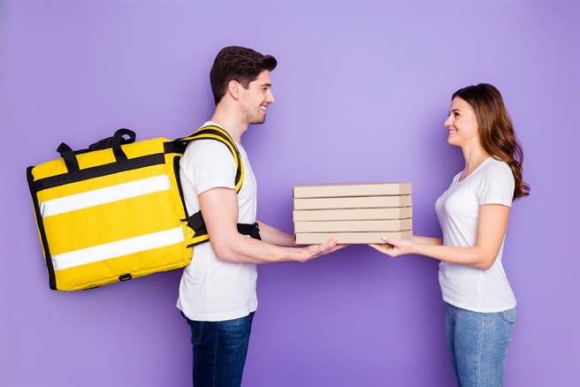 外送员分享，情人节送餐遇到女客暧昧问「单身吗」？（示意图，达志影像/shutterstock）