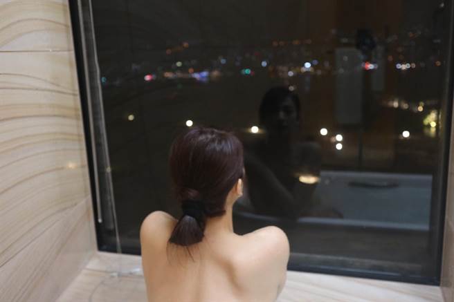 阿喜泡母奶浴，窗户倒映出她的正面变亮点。（图／翻摄自阿喜脸书）