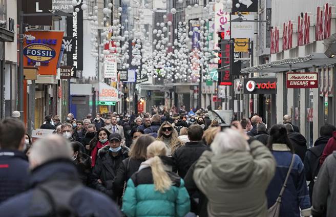過去幾個星期，德國規定要進酒吧與餐廳，除了要完整接種疫苗或染疫康復，還得接種過追加劑或是篩檢陰性。 (圖/美聯社)  