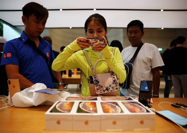 越南手机市占率前5名依序为三星、OPPO、小米、vivo、iPhone。图为民眾在apple门市选购iPhone。(图/路透社) 