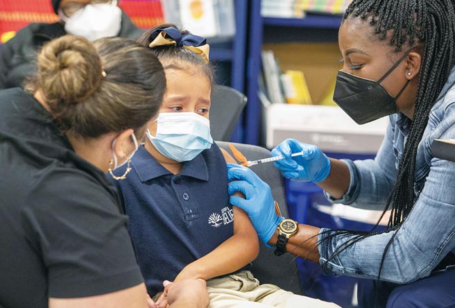 民眾對於防疫限制愈感到煩躁，部分民主黨籍眾議員認為，應加強篩檢和鼓勵接種疫苗來防疫。圖／美聯社