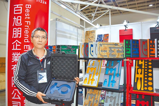 百旭朋公司董事长李佳骏表示，EVA Foam木工盒，使用FSC认证，友善大自然环境，收纳定位管理，取放方便。图／李水莲