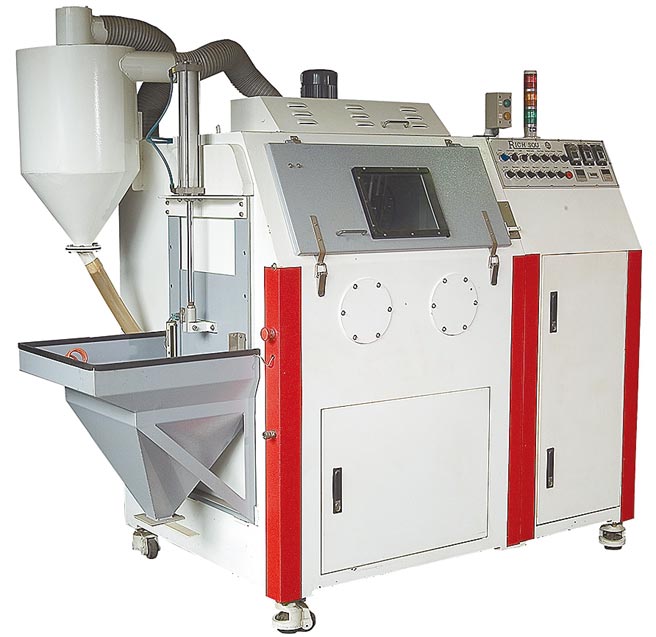 荣获台湾精品奖的IC封装模具自动清洗机，无药水清洗环保问题，并能延长模具寿命。图／大锼科技提供