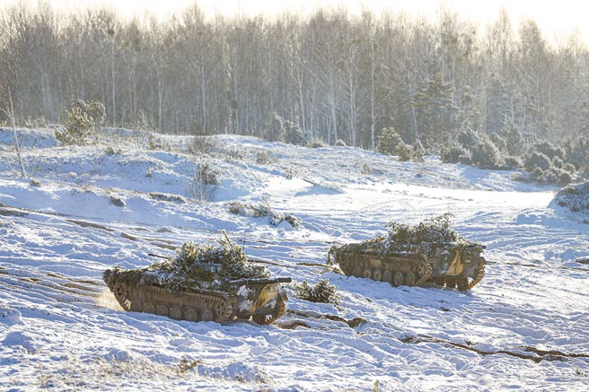 俄乌战云密布，金管会紧盯俄乌情势，根据统计，至2021年12月底统计，台湾金融业在俄乌暴险额达新台币2291.71亿元。（美联社）