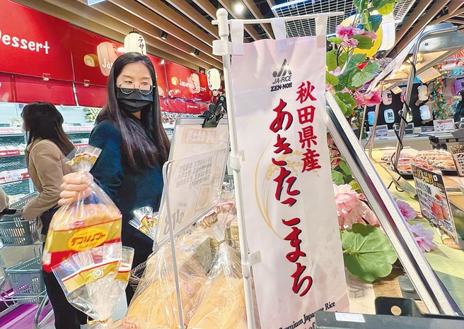 行政院8日宣告放宽日本福岛周边5县市食品管制，引发各界关注争议，民眾在卖场内选购日本进口食品。（范扬光摄）（新闻示意图，图中卖场并未贩售福岛灾区食品）