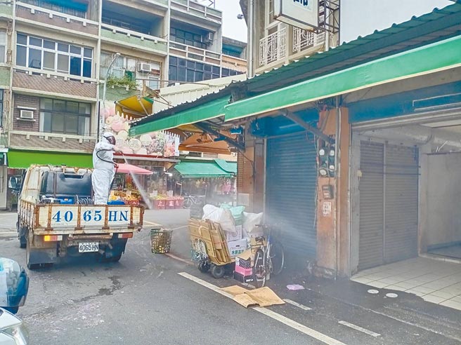 高雄砂石场群聚感染的司机过年陪母亲返乡，导致苗栗5亲友染疫，13日再度延烧，不但司机表哥确诊，表哥的岳母也染疫。图为苗栗县府13日公布新增一例确诊个案，县府派员到确诊者足迹地点进行清消。（苗栗县政府提供／李京升苗栗传真）