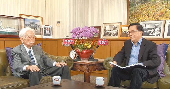 台独大老辜宽敏（左）接受前总统陈水扁（右）专访，大谈制宪，呼吁民进党不要变成既得利益者。他还说新宪法的问题不应该扛在他这位97岁老人的肩头上了，台湾将来是少年人的世代，应该要开创新未来。（摘自新勇哥物语脸书）