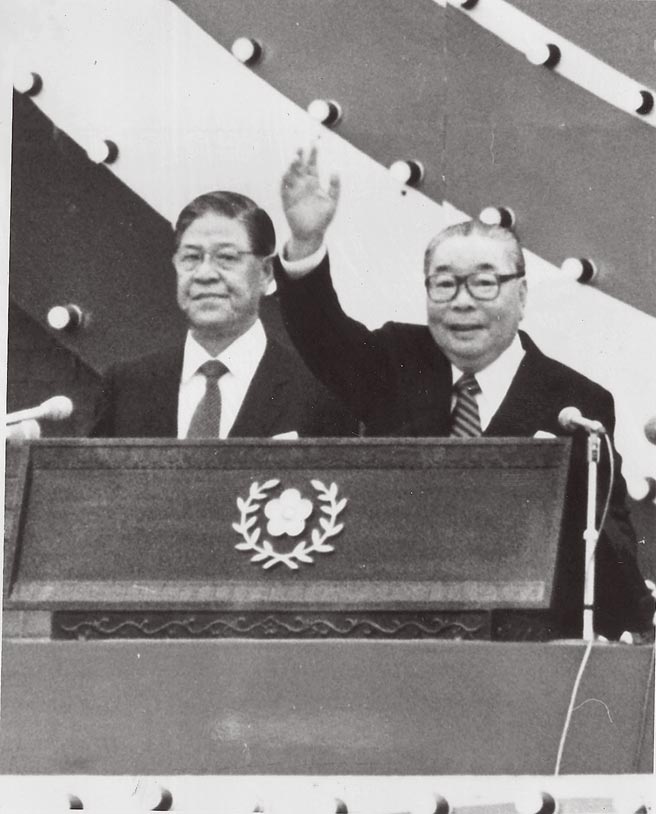 台獨大老辜寬敏稱1972年曾與蔣經國密會，兩人為了保衛台灣優先還是反攻大陸優先引起一場爭論。圖為1984年間前總統蔣經國（右）與前副總統李登輝合影。（本報資料照片）