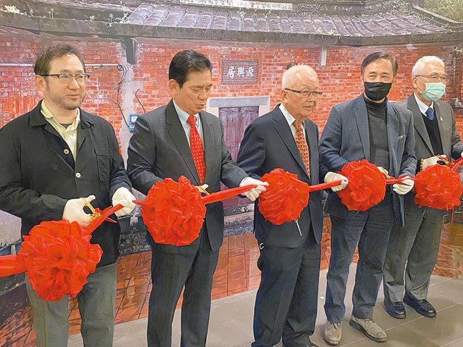 前總統李登輝生前成立源興居生技股份有限公司，培育的台灣和牛以「源興牛」為名上市，首家「源牛」專賣餐廳13日在台北小巨蛋商圈開幕，源興居生技公司董事長劉泰英（中）致詞表示，讓台灣有自己的和牛，是李登輝晚年的最後遺願。（源興居生技提供）