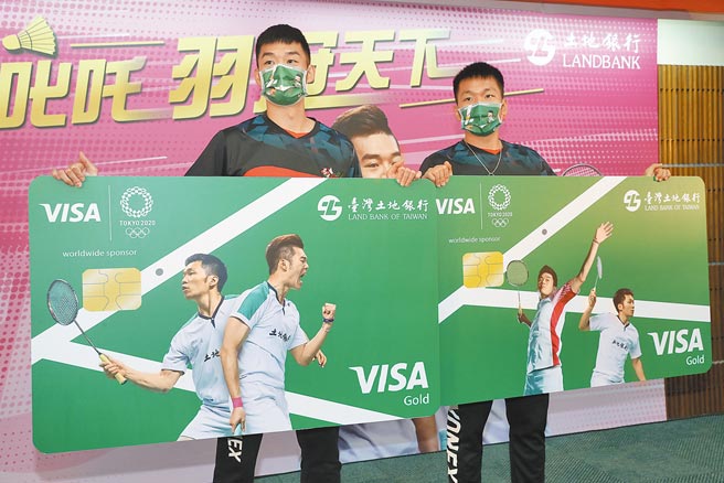 财政部近日进一步公告细部办法，纳入「9大禁止事项」，让国营事业优秀运动员有依循。图为奥运羽球金牌选手王齐麟（左）与李洋（右）。（本报资料照片）