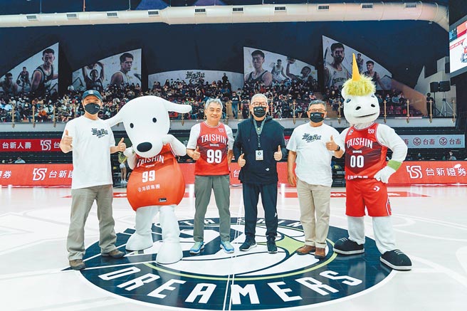 台新夢想家年後首戰，由台新證券董事長郭嘉宏（左三）與台新證券總經理林献群（左一）分別擔任六、日賽事開球嘉賓。（台新提供）