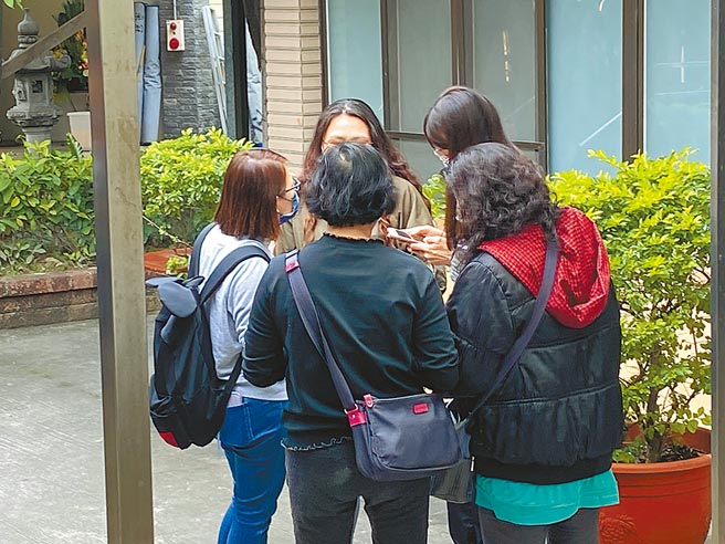 台中发生人伦命案，痛失2名爱子的刘女（后中）在母亲及亲人陪同下，13日下午抵达殡仪馆，进入临时侦查庭接受检方侦讯。（张妍溱摄）