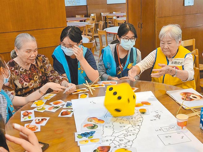 108课纲上路后，大学申请入学管道除了採考试成绩外，「学习歷程檔案」也成为重要指标，校内外志工服务更是「加分」关键。（示意图／本报资料照片）