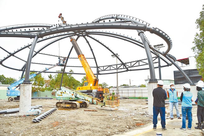 花蓮縣吉安鄉公所獲客家委員會「客庄社區環境營造」專案計畫，在吉安國小風雨球場鋼構頂棚上，建置1朵超大油桐花，預計4月完工，並配合全國中等學校運動會啟用。（花蓮縣吉安鄉公所提供／羅亦晽花蓮傳真）