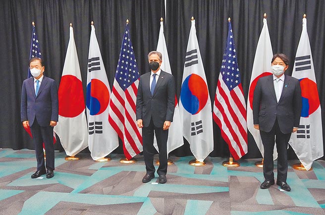 美日韩三国高层会谈12日在夏威夷檀香山举行。左起为韩国外务大臣郑义溶、美国国务卿布林肯、日本外相林芳正。（摘自日本外务省官网）