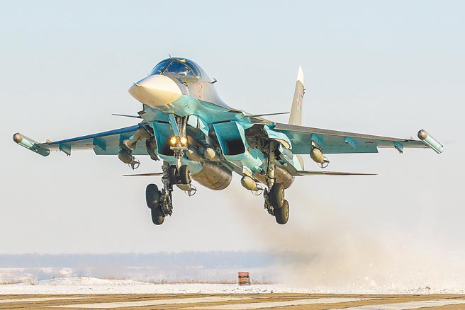 乌克兰局势紧张。图为俄罗斯沃罗涅日地区日前进行战术演习，出动Su-34战斗机。（摘自俄罗斯国防部脸书）