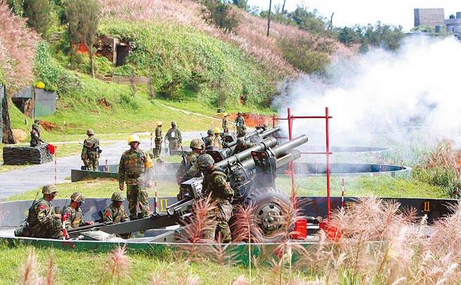 大陸飛機於5日出現在東引島周邊被民眾拍到，東引指揮部指出該型號為民用機型。圖為東引防區戰砲連演練105榴砲操及實彈射擊。（本報資料照片）
