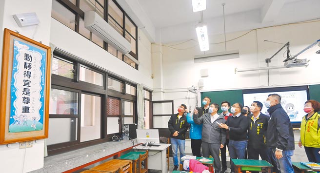 新竹縣長楊文科（左三）到博愛國小視察各教室設裝的冷氣，指全縣117所學校夏天前將達成「班班有冷氣」的目標。（羅浚濱攝）