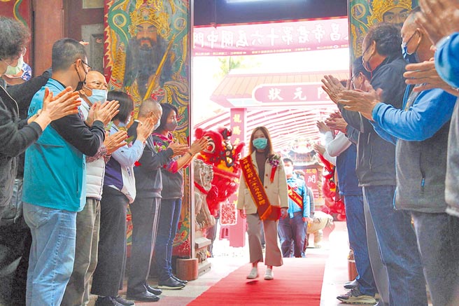 苗栗縣頭份市田寮永貞宮，連辦16屆士子開中門活動，廟方13日舉辦士子開中門，共有1位博士、9位高考及格的士子接受表揚，光耀門楣。（苗栗縣政府提供／李京昇苗栗傳真）