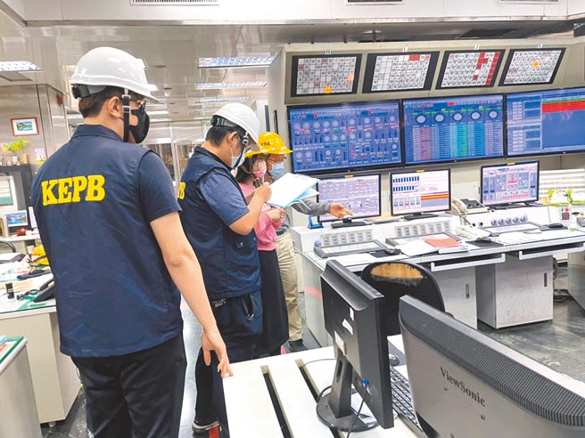 高市改善空品有成，图为环保局人员进厂查核兴达电厂降载减排。（高市环保局提供／袁庭尧高雄传真）