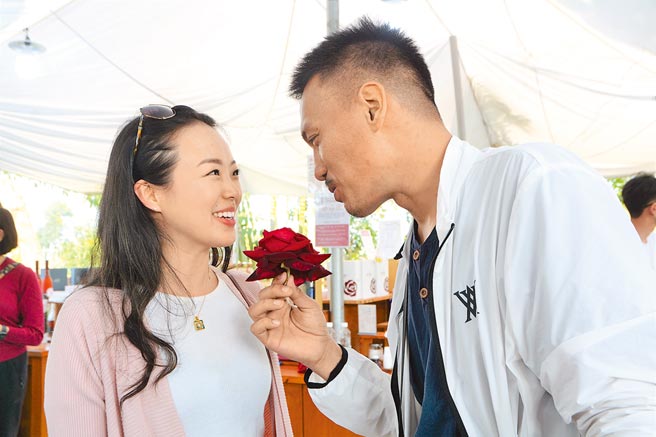 屏东以有机玫瑰闻名的大花农场，抗涨迎情人节，摘玫瑰1朵依旧15元。（谢佳潾摄）