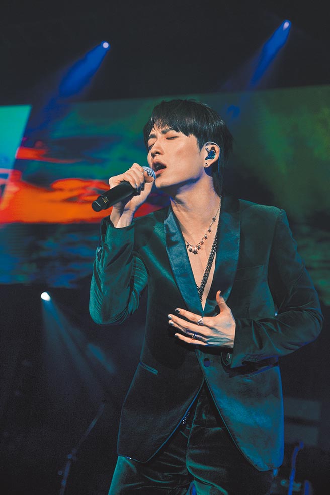 邱锋泽昨穿墨绿绒质西装为演唱会揭幕。（原音兄弟提供）