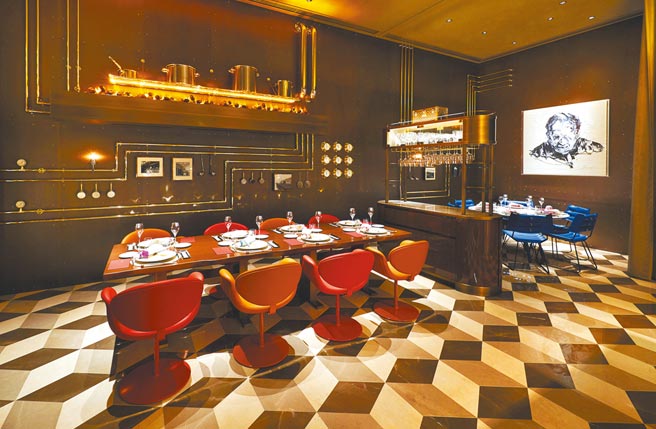 而隐身于Le Cafe V身旁的餐厅Sugalabo V入内用餐资格成谜，若想入内势必得先「解锁」某些成就。（Louis Vuitton提供）