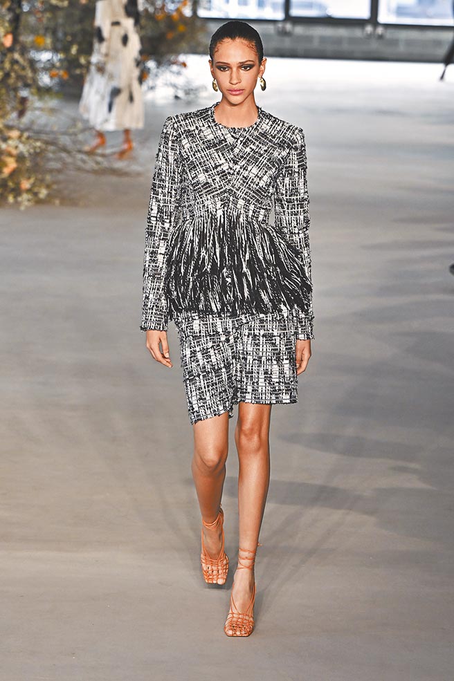 Jason Wu秋冬粗花呢结合流苏，打造2022秋冬的全新时尚。（CFP）