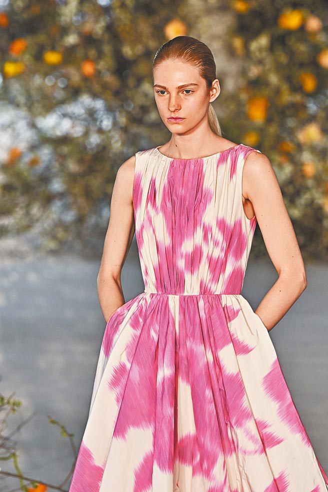 Jason Wu本季秋冬也能见到少许充满色彩与诗意的作品。（CFP）