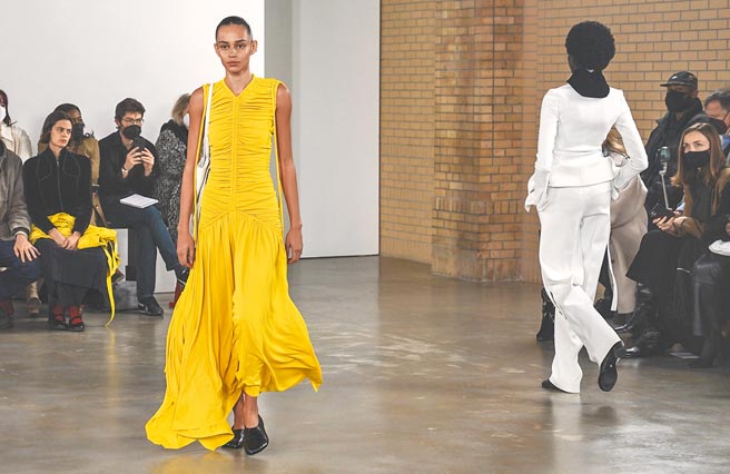 Proenza Schouler秋冬折衷了居家服与秀感，黄色洋装走动时有流动感。（美联社）