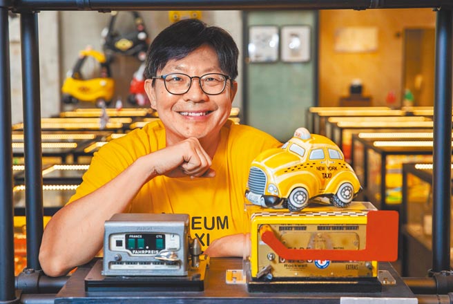 李济成认为计程车是能最快了解一个城市的工具，让计程车司机带你去吃喝玩乐，透过车窗看到这个城市，和名片的意义很像，因此计程车就是一个城市的名片。（石智中摄）