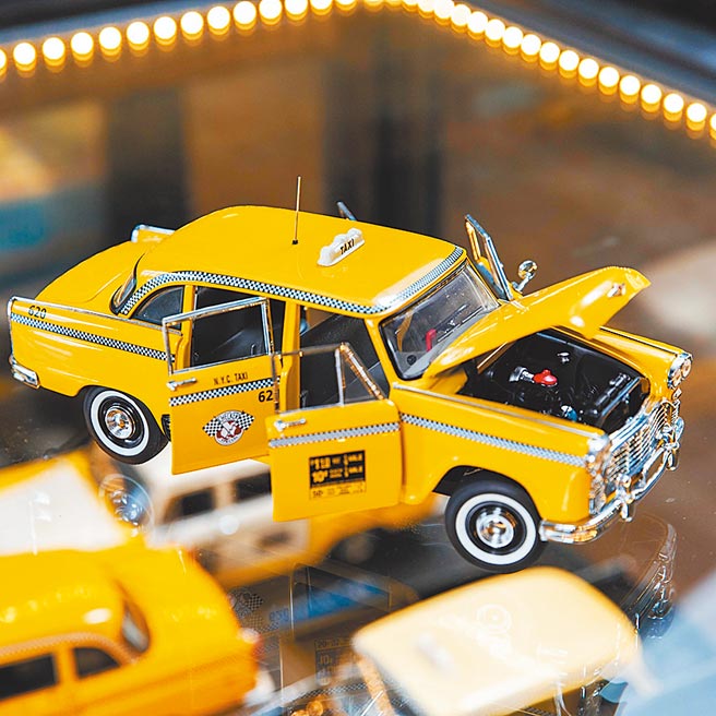 CHECKER MARATHON是60年代主流车款，此模型车由美国富兰克林铸币厂（Franklin Mint）制作，相当精密。（石智中摄）