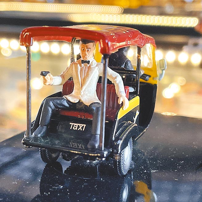 007电影《八爪女》中，詹姆士庞德坐着TUTU穿梭在狭窄街道。（陈大任摄）