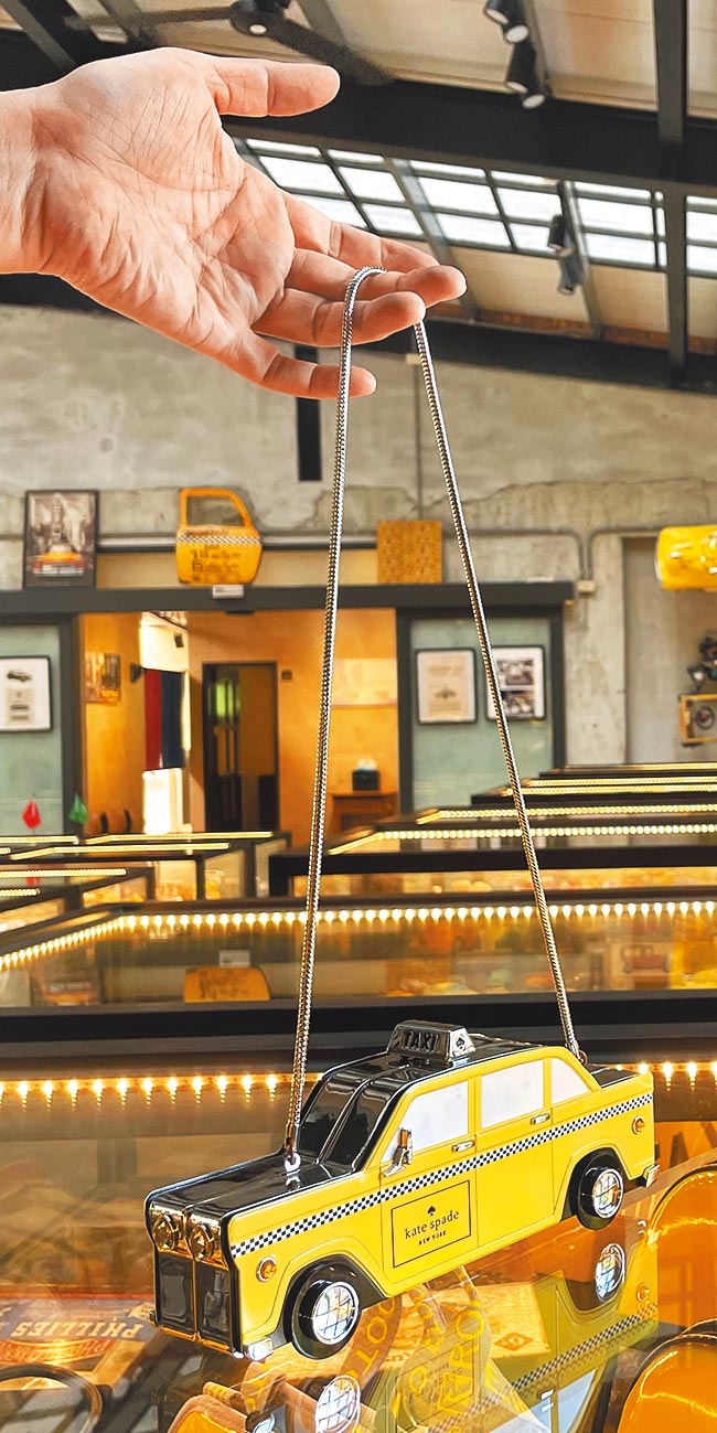 kate spade黄色计程车皮包。（陈大任摄）