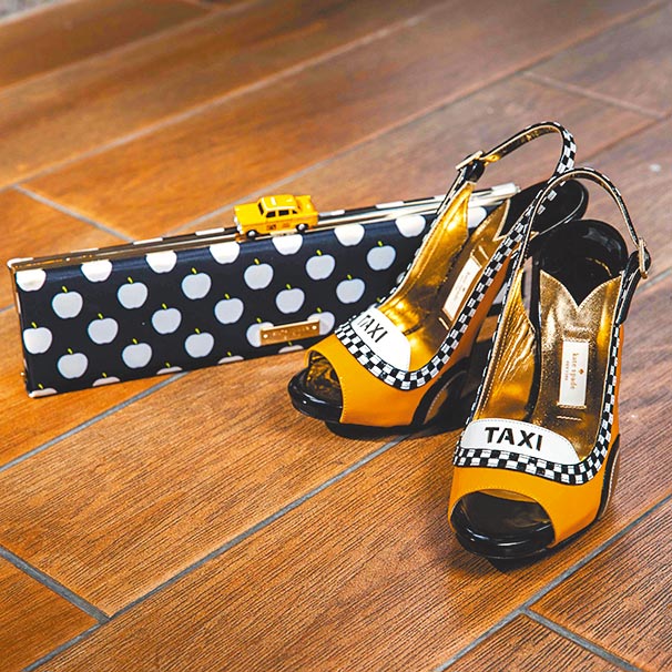 纽约时尚品牌kate spade运用黄色计程车、大苹果等纽约元素制作手拿包、高跟鞋。（石智中摄）