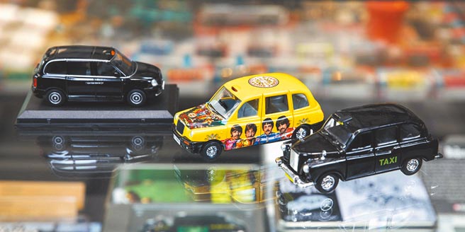 1997年伦敦计程车系列，左起未来电动车、彩绘车、骨董计程车。（石智中摄）