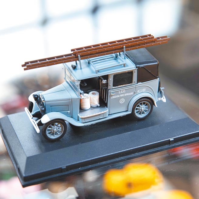 早年伦敦还没有消防队，计程车车顶有梯子，并携带消防砂、消防水，能最快把消防设备送进火场。（石智中摄）