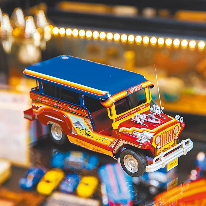 吉普尼（Jeepney）是由二战后美军留在菲律宾的吉普车改造而来，车身有炫丽色彩。（石智中摄）